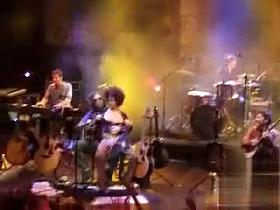 Ebony fangirl come onto stage to show her tits!