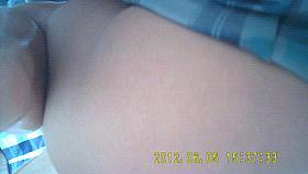 Loirinha de sainha sentando na camera