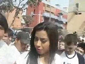 Metiendo la mano a reportera canal 5