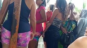 Novinha magrinha gostosa no ponto de onibus