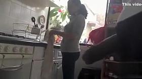 I expose my cock to a housemaid while she was washing dishes