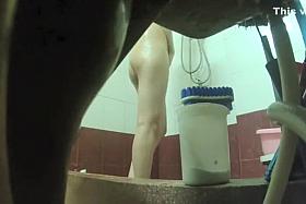 Chubby girl prepares for tanning