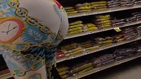 Spying mommy big ass in leggings