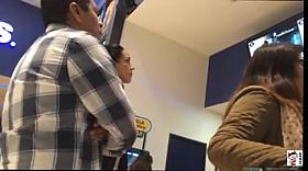 NALGONA CASADA CAMINANDO AL CINE