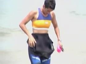 Girl losing down her tight swimsuit on the candid beach vid 07m