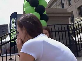 Teen girl's butt crack showed up