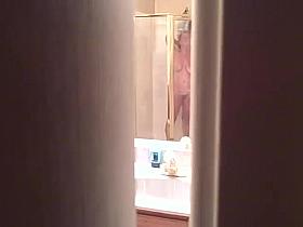 WIFE VOYEUR SHOWER COMMENTS ON HER