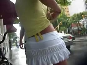 chica guapa en minifalda