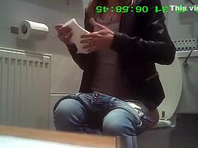 Blonde chick pisses and cleans pussy