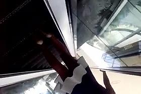 lindas piernas en las escaleras