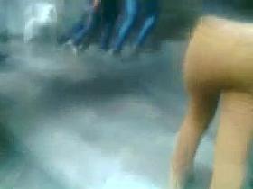 Flaquita culona en jeans cafes