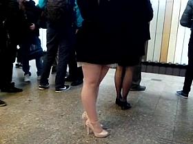 Sexy legs im metro 6 Sexy Beine in der U-Bahn 6