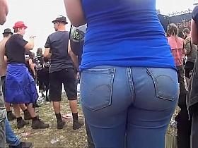 Chubby ass chick in tight blue jeans