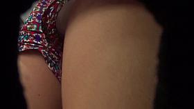 Loirinha esperando elevador