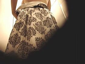 Cute changing room ass of amateur voyeured from below