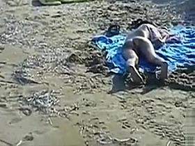 Cumshot on the ass of a girlfriend at the beach