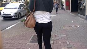 SDRUWS2 - PERFECT BLACK BUTT WALKING IN THE STREET