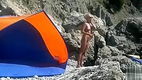 Naked blonde hottie applies sunscreen
