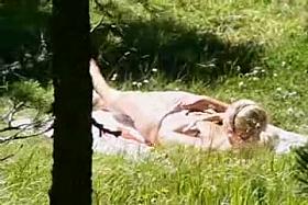 Biondina si masturba