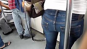Nalguitas coquetas en el metro.