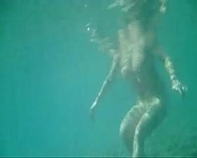 MILF full naked under the water