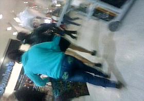 Minifalda negra en la plaza comercial II