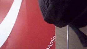 Putita Madura saliendo del metro en minivestido II