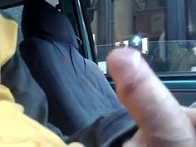 La donna sull'autobus mi guarda