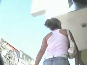 Stunning ass in a blue skirt walks across the street