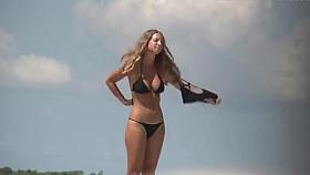 Un voyeur filme une jeune femme avec des gros seins sur la p