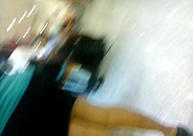 Minifalda negra en la plaza comercial