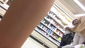 Sous la jupe d'une fille au super marcher ! 3