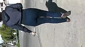 JOVENCita exibiendo su culito en jeans