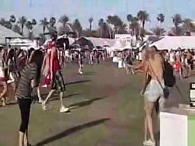 She took a piss while sitting on the ground