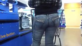 BLONDE WITH A PHAT ASS