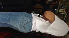 CULOTE MI VECINA MADURA CASAD EN PAPELERIA (DE NALGAS ZOMM)