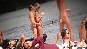 De pau duro na praia nudista pt1