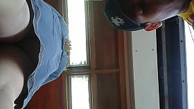 bajo la falda rubia culona