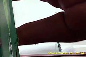 espiando a amiga de mi esposa cambiandose 3