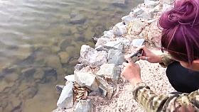 mostrando su tanga negra