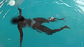 Bootylicious chick shows her tits under the water