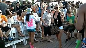 Se le escapa una teta