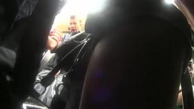 Morena faldita en tren de hierro