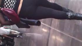 persiguiendo a una guera culona