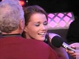 Girl ejaculates on the Sybian during Howard Stern show