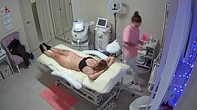 in the beauty salon, shave your hair