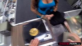 Brunette and sexy rocker wants to sell her vinyls and gets fucked