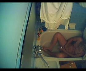 My hot young girlfriend fingering in bath tube