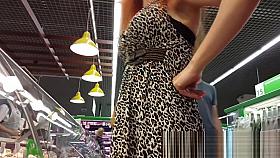 Amateur Upskirt With Redhead In Leopard Dress