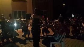 Turk kizi harika mezdeke oynuyor